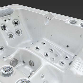 Spa One et le spa de détente Corall par Canadian Spa International