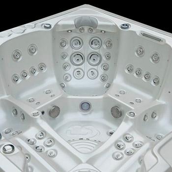 Spa One et le spa de détente Delphina Deluxe par Canadian Spa International