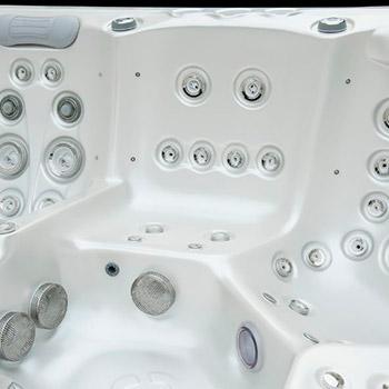 Spa One et le spa de détente Delphina Deluxe par Canadian Spa International