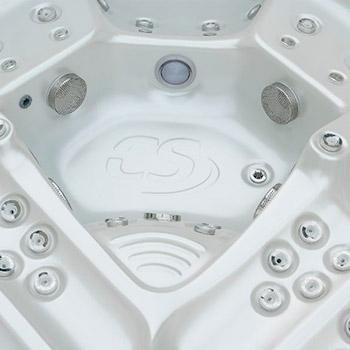 Spa One et le spa de détente Delphina Deluxe par Canadian Spa International