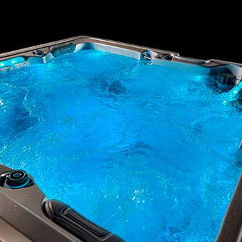 Spa One et le spa de détente Delphina Deluxe par Canadian Spa International