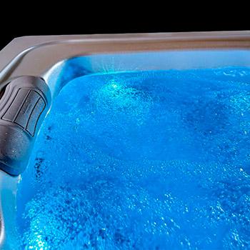 Spa One et le spa de détente Delphina Deluxe par Canadian Spa International