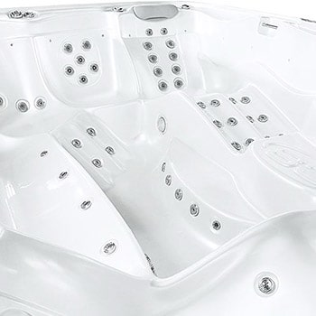 Spa One et le spa de détente Gladius par Canadian Spa International