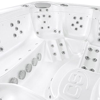 Spa One et le spa de détente Gladius par Canadian Spa International