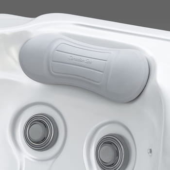 Spa One et le spa de détente Lara Mini par Canadian Spa International