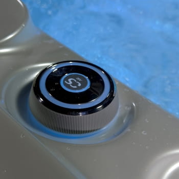 Spa One et le spa de détente Lara Mini par Canadian Spa International