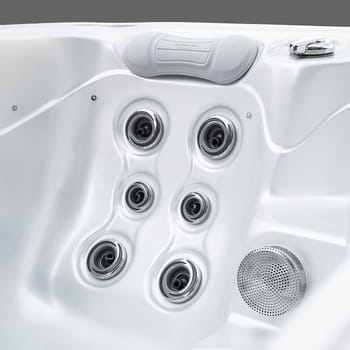 Spa One et le spa de détente Lara Mini par Canadian Spa International