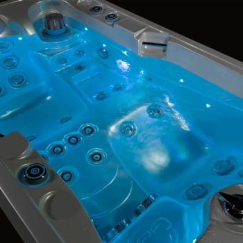 Spa One et le spa de détente Lara Mini par Canadian Spa International