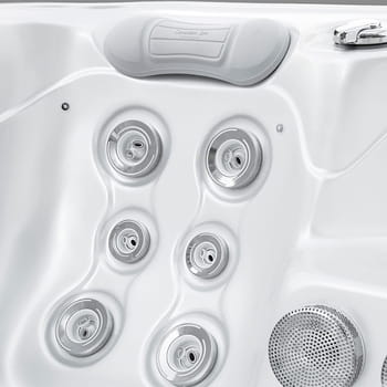 Spa One et le spa de détente Lara Mini par Canadian Spa International