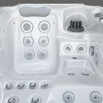 Spa One et le spa de détente Lara Mini par Canadian Spa International