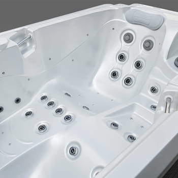 Spa One et le spa de détente Lara Mini par Canadian Spa International