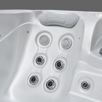 Spa One et le spa de détente Lara Mini par Canadian Spa International