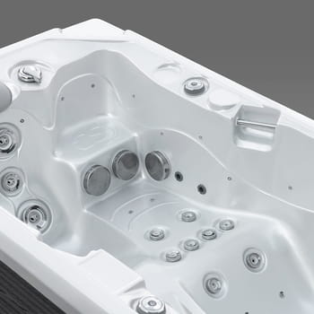 Spa One et le spa de détente Lara Mini par Canadian Spa International