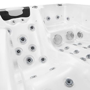 Spa One et le spa de détente Lara Mini par Canadian Spa International