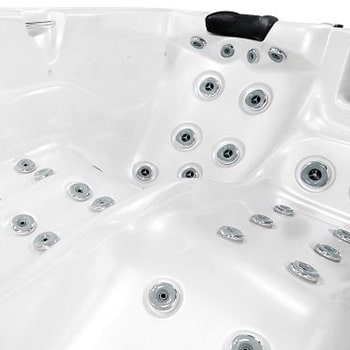 Spa One et le spa de détente Lara Mini par Canadian Spa International