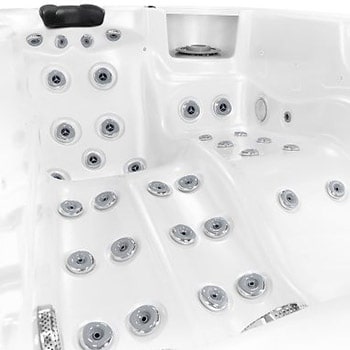 Spa One et le spa de détente Lara Mini par Canadian Spa International